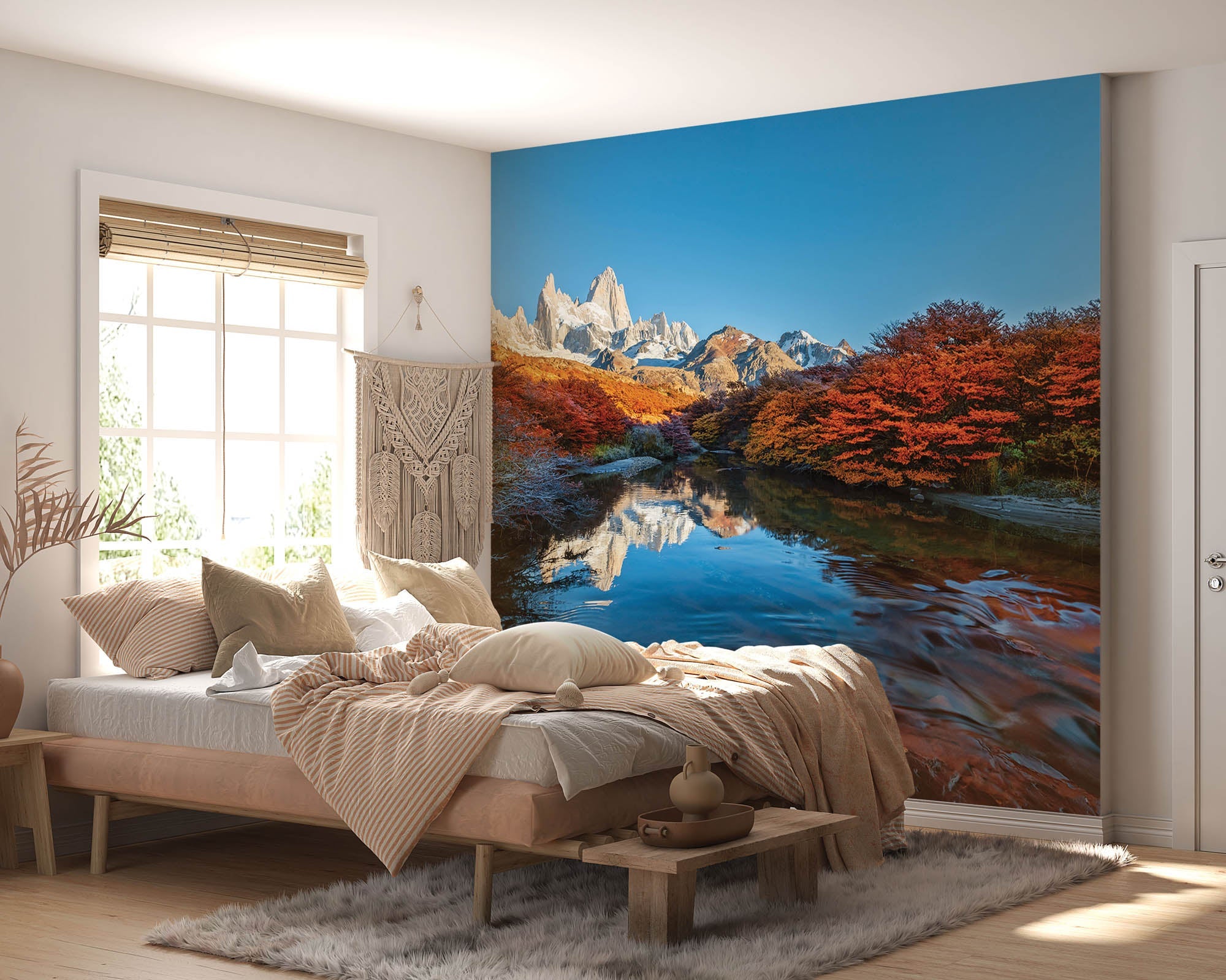 Bergen in kleurrijk landschap met weerspiegeling in water - LW00275