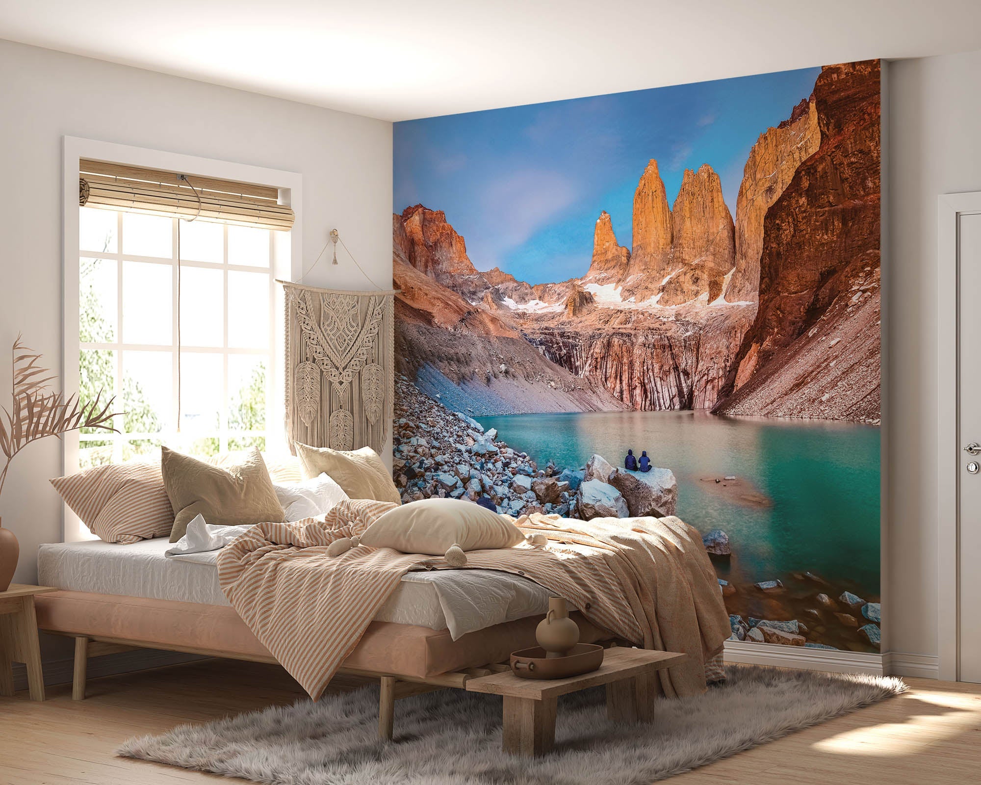 Water omringt door bergen en rotsen - LW00278